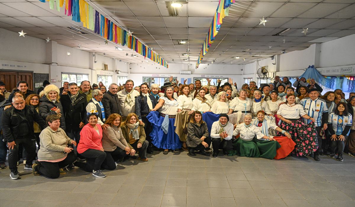 Adultos mayores celebraron el 9 de Julio en las instalaciones renovadas del polideportivo municipal