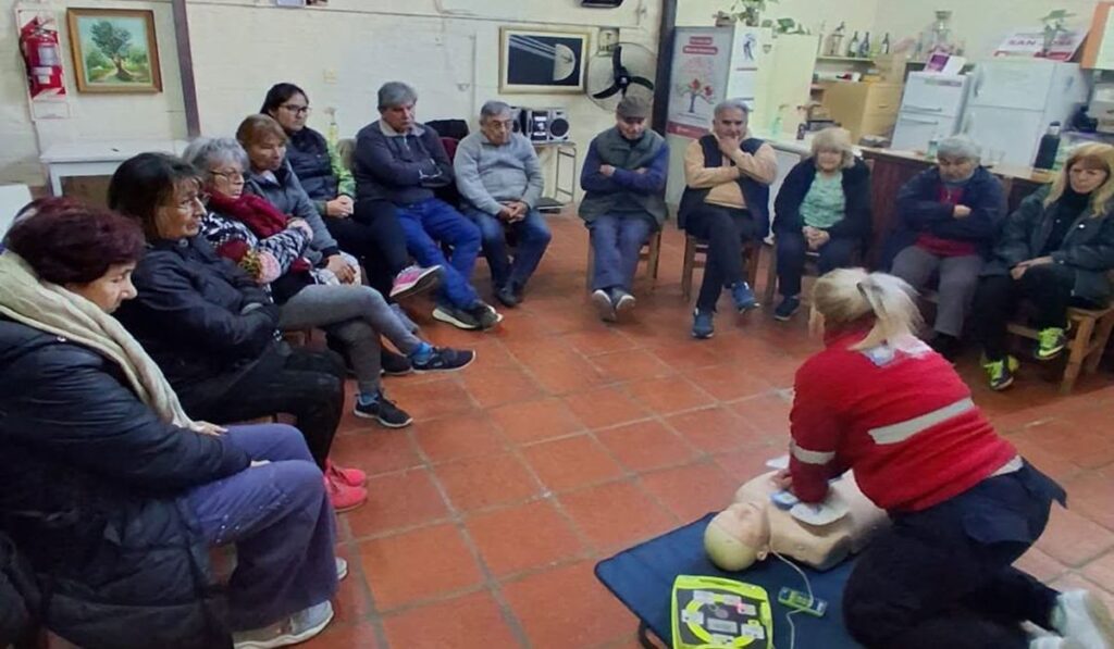 Adultos mayores de Tigre asisten a las prácticas de reanimación cardiopulmonar dictadas por profesionales locales