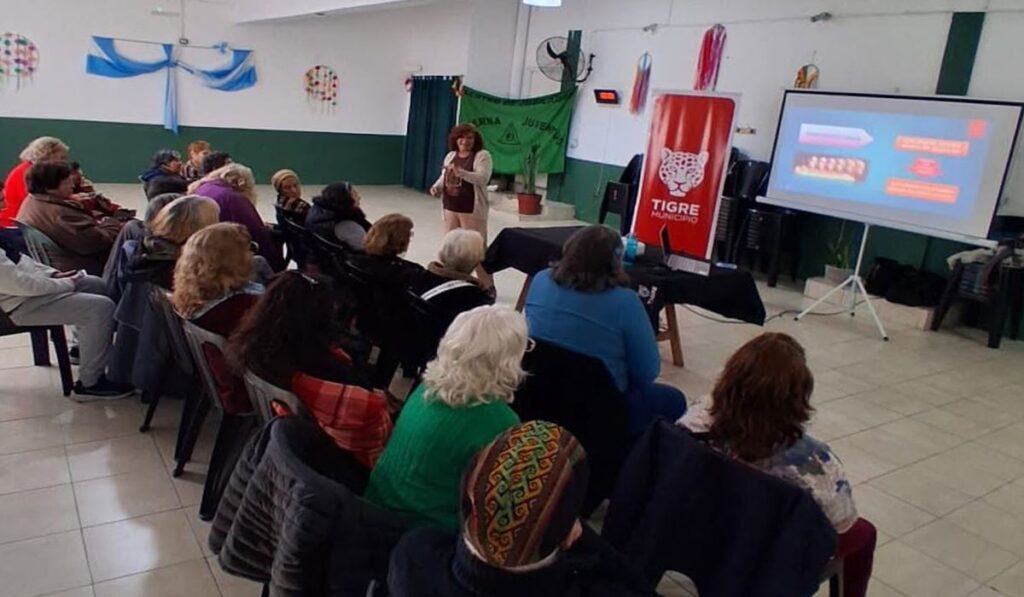 Vecinos participaron de los talleres de entrenamiento cognitivo y uso de celulares en Rincón de Milberg y El Talar