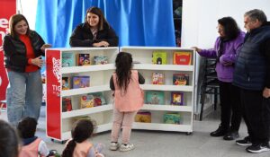 Integrantes del equipo educativo y autoridades locales durante la presentación de los nuevos kits de juego en el Jardín N°950 de Rincón de Milberg
