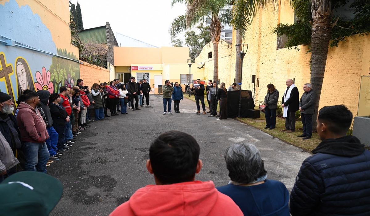 El intendente Julio Zamora y autoridades locales durante el acto de imposición de nombre y reacondicionamiento del refugio.