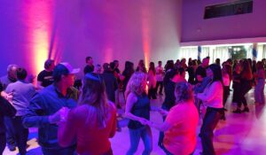 Vecinos del distrito participan de los talleres de salsa y bachata en el recinto del HCD.
