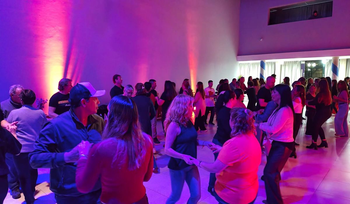 Vecinos del distrito participan de los talleres de salsa y bachata en el recinto del HCD.