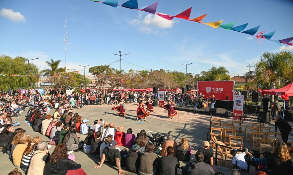 Integrantes de instituciones, autoridades locales y familias se reunieron en la plaza Hipólito Yrigoyen