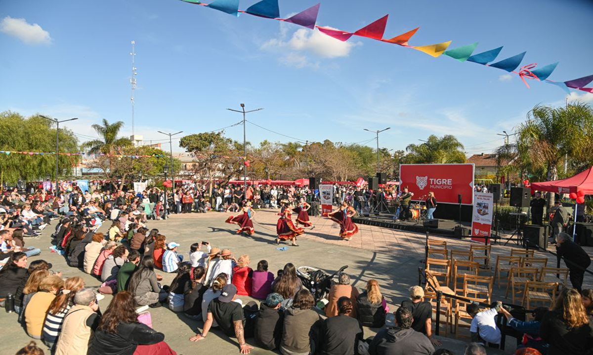Integrantes de instituciones, autoridades locales y familias se reunieron en la plaza Hipólito Yrigoyen