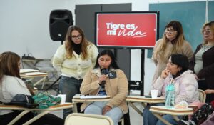 Vecinas de Tigre exhiben sus diplomas de finalización de talleres junto a sus kits de trabajo en el Centro Universitario