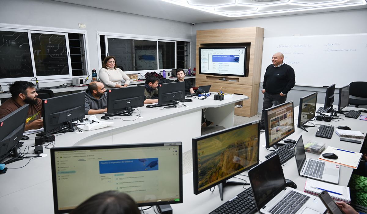 Docentes del distrito participan de la primera clase práctica del curso de impresión 3D en las aulas del CUT