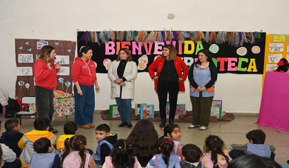 Autoridades municipales e instituciones educativas durante la entrega de mobiliario literario en Rincón de Milberg.