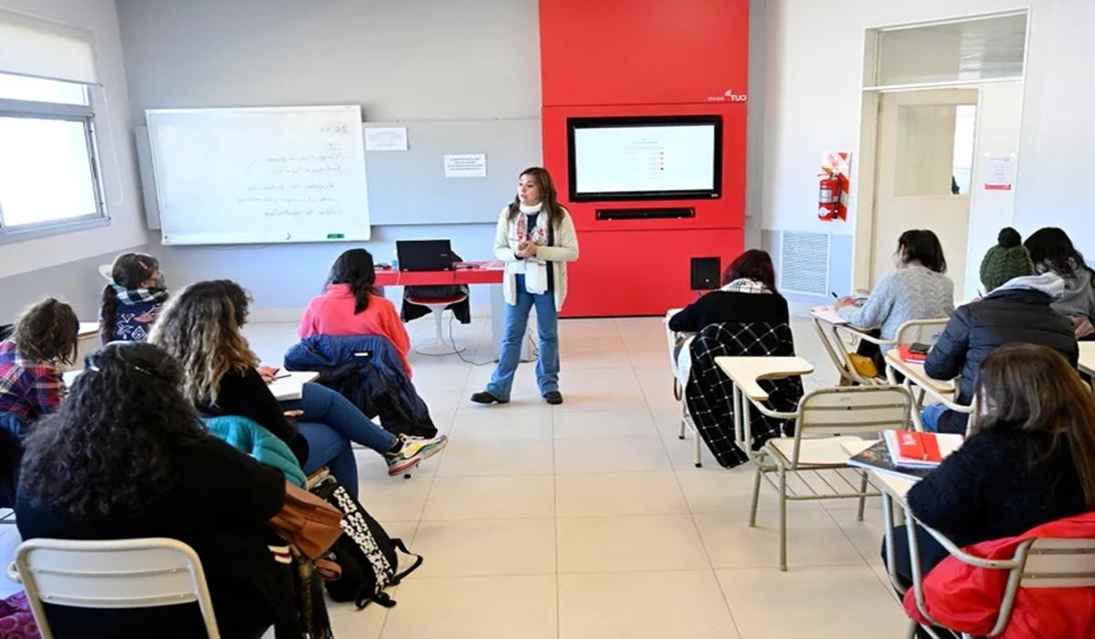 Docentes participando en un taller pedagógico sobre cultura digital e inclusión en Tigre.
