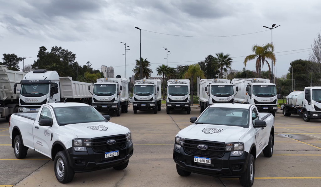 El intendente Julio Zamora junto a la flota de camionetas, camiones y maquinaria incorporada al municipio