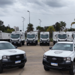 El intendente Julio Zamora junto a la flota de camionetas, camiones y maquinaria incorporada al municipio