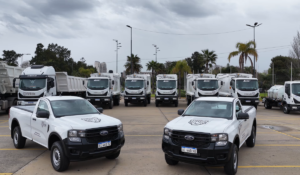 El intendente Julio Zamora junto a la flota de camionetas, camiones y maquinaria incorporada al municipio