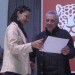 El intendente Julio Zamora junto a los residentes y jefes de residentes que finalizaron su formación en los hospitales del distrito.