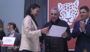 El intendente Julio Zamora junto a los residentes y jefes de residentes que finalizaron su formación en los hospitales del distrito.