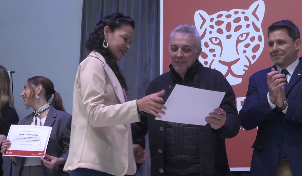 El intendente Julio Zamora junto a los residentes y jefes de residentes que finalizaron su formación en los hospitales del distrito.