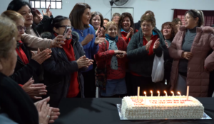 Gisela Zamora junto a referentes vecinales durante la jornada de reconocimiento