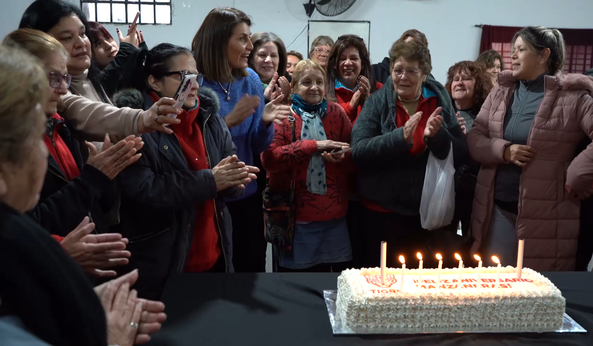 Gisela Zamora junto a referentes vecinales durante la jornada de reconocimiento