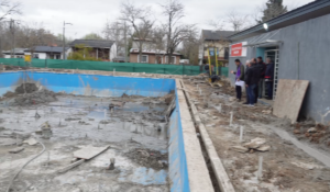 El intendente Julio Zamora supervisó los trabajos de remodelación y adecuación del vaso de la pileta.