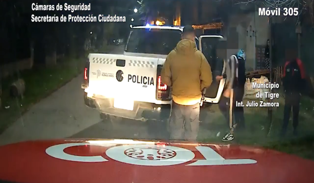 El sospechoso fue registrado por las cámaras de seguridad tras romper el cristal de un automóvil.