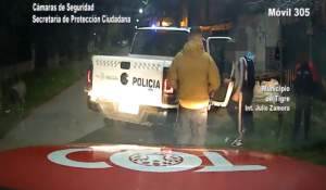 El sospechoso fue registrado por las cámaras de seguridad tras romper el cristal de un automóvil.