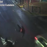 El accidente registrado por las cámaras del COT en la esquina de Avenida Alvear y Marabotto.