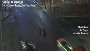 El accidente registrado por las cámaras del COT en la esquina de Avenida Alvear y Marabotto.
