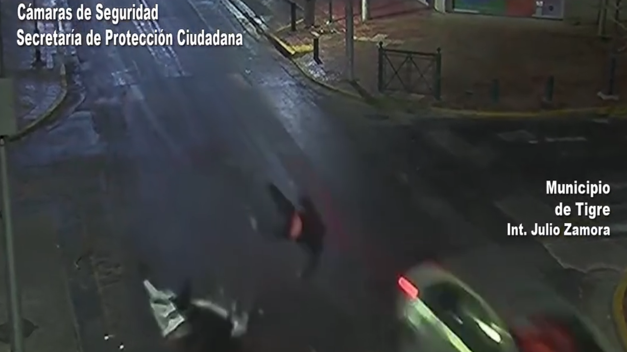 El accidente registrado por las cámaras del COT en la esquina de Avenida Alvear y Marabotto.