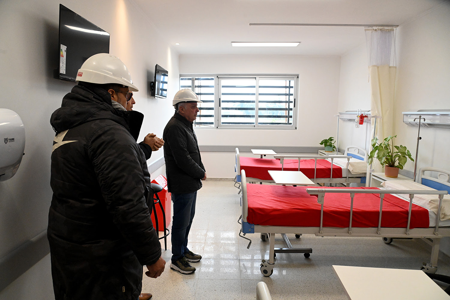 El intendente Julio Zamora junto a delegados del distrito durante la inspección de los avances en el nuevo centro de salud.