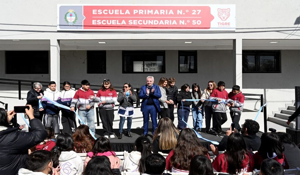 El intendente Julio Zamora junto a funcionarios provinciales durante la apertura de la nueva infraestructura escolar en Rincón de Milberg