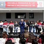 El intendente Julio Zamora junto a funcionarios provinciales durante la apertura de la nueva infraestructura escolar en Rincón de Milberg