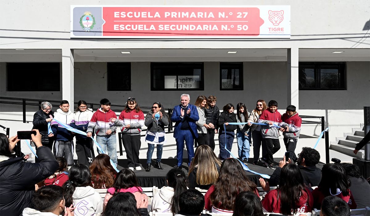 El intendente Julio Zamora junto a funcionarios provinciales durante la apertura de la nueva infraestructura escolar en Rincón de Milberg