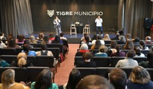 Docentes, familias y autoridades participaron del encuentro enfocado en el cuidado de las infancias en entornos digitales.