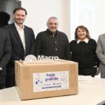 El intendente Julio Zamora durante el encuentro con autoridades de Banco Macro para recibir equipos informáticos
