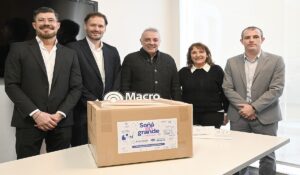 El intendente Julio Zamora durante el encuentro con autoridades de Banco Macro para recibir equipos informáticos