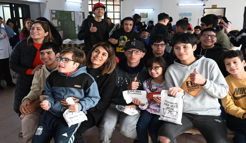 Funcionarios municipales entregaron 90 pares de lentes a estudiantes de establecimientos educativos de General Pacheco