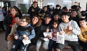 Funcionarios municipales entregaron 90 pares de lentes a estudiantes de establecimientos educativos de General Pacheco