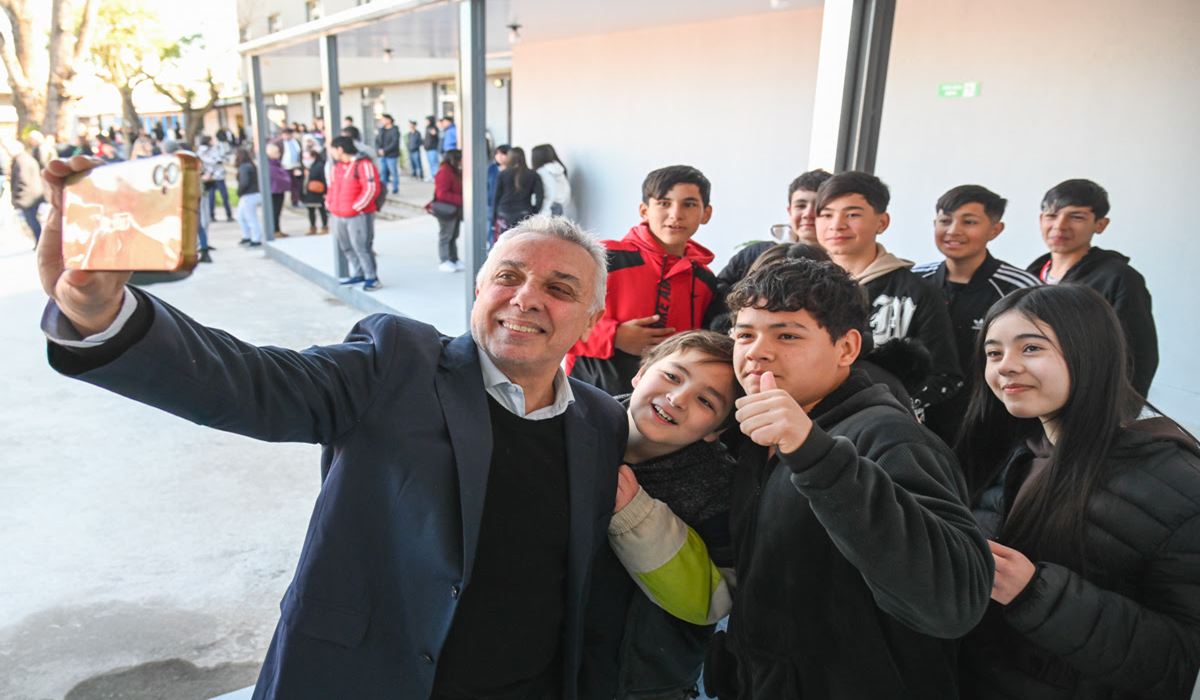 Autoridades municipales y miembros de la comunidad educativa en el corte de cinta de las nuevas instalaciones.