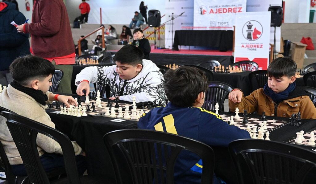El intendente Julio Zamora junto a los estudiantes que participaron del primer certamen interescolar de ajedrez en Tigre.