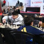 El intendente Julio Zamora junto a los estudiantes que participaron del primer certamen interescolar de ajedrez en Tigre.