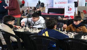 El intendente Julio Zamora junto a los estudiantes que participaron del primer certamen interescolar de ajedrez en Tigre.